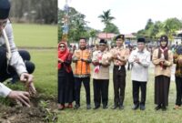 MAN 1 Padang tanam 1.000 pohon di kawasan Bumi Perkemahan ABG, Lubuk Minturun, Kecamatan Koto Tangah, Kamis (18/6/2026).( poto : infosumbar.net )