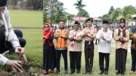 MAN 1 Padang tanam 1.000 pohon di kawasan Bumi Perkemahan ABG, Lubuk Minturun, Kecamatan Koto Tangah, Kamis (18/6/2026).( poto : infosumbar.net )