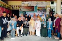 Tiga dosen Universitas Metamedia Padang menjalankan pemberdayaan kemitraan masyarakat di Galeri Permata Hati Grup, Jalan Bakti Perupuk Tabing, Kota Padang, Sabtu (20/6/2026.( poto : infosumbar.net )