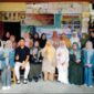 Tiga dosen Universitas Metamedia Padang menjalankan pemberdayaan kemitraan masyarakat di Galeri Permata Hati Grup, Jalan Bakti Perupuk Tabing, Kota Padang, Sabtu (20/6/2026.( poto : infosumbar.net )