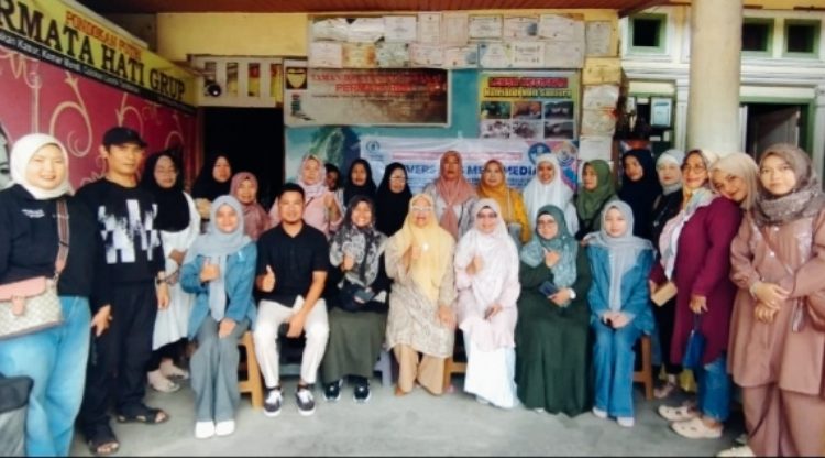 Tiga dosen Universitas Metamedia Padang menjalankan pemberdayaan kemitraan masyarakat di Galeri Permata Hati Grup, Jalan Bakti Perupuk Tabing, Kota Padang, Sabtu (20/6/2026.( poto : infosumbar.net )