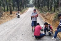 Pemkab Dharmasraya dan PT Bina bangun jalan hotmix 1,5 km di Taratak Tinggi lewat CSR.( poto : sumbardaily.com )