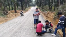 Pemkab Dharmasraya dan PT Bina bangun jalan hotmix 1,5 km di Taratak Tinggi lewat CSR.( poto : sumbardaily.com )