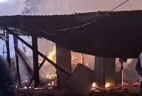 Satu unit rumah semi permanen terbakar di Jorong Rimbo Data, Nagari Sungai Nanam, Kecamatan Lembah Gumanti, Kabupaten Solok, pada Kamis (18/6/2026).( poto : infosumbar.net )