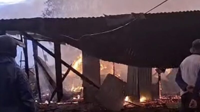 Satu unit rumah semi permanen terbakar di Jorong Rimbo Data, Nagari Sungai Nanam, Kecamatan Lembah Gumanti, Kabupaten Solok, pada Kamis (18/6/2026).( poto : infosumbar.net )