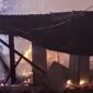 Satu unit rumah semi permanen terbakar di Jorong Rimbo Data, Nagari Sungai Nanam, Kecamatan Lembah Gumanti, Kabupaten Solok, pada Kamis (18/6/2026).( poto : infosumbar.net )