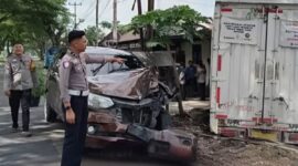 Kecelakaan mobil box dan Xenia di Jalinsum Solok terjadi usai dugaan rem mendadak truk.( poto infosumbar.net )