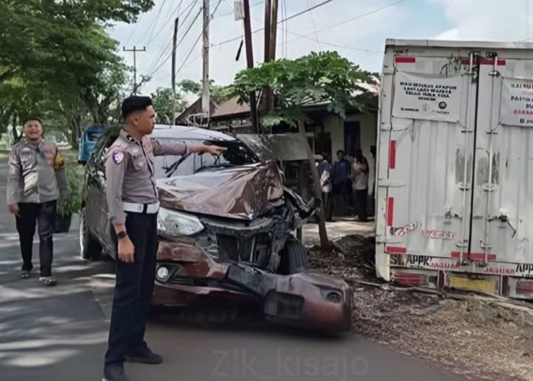 Kecelakaan mobil box dan Xenia di Jalinsum Solok terjadi usai dugaan rem mendadak truk.( poto infosumbar.net )