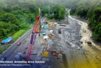 Penanganan permanen Jalan Nasional di Lembah Anai ketika progres pengerjaan mencapai 62% dengan target rampung seluruhnya akhir Juli 2026. ( poto : padangkita.com )