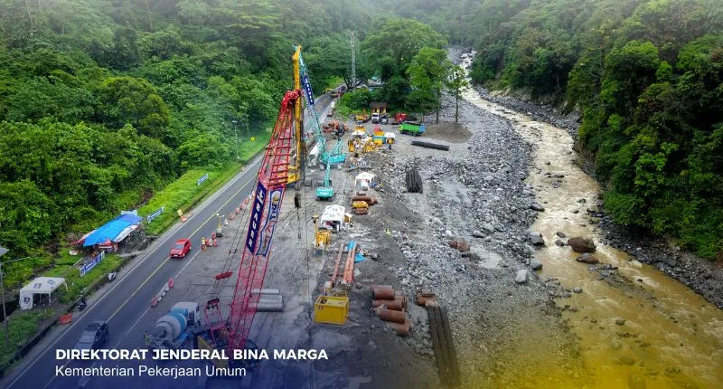 Penanganan permanen Jalan Nasional di Lembah Anai ketika progres pengerjaan mencapai 62% dengan target rampung seluruhnya akhir Juli 2026. ( poto : padangkita.com )