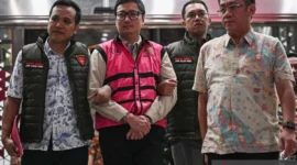 Penyidik Jampidsus menetapkan Lima orang tesangka dalam kasus dugaan korupsi tata kelola program Makan Bergizi Gratis (MBG) di Badan Gizi Nasional (BGN) periode 2025–2026.( poto : ANTARA )