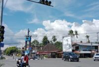 Lampu lalu lintas di Bundaran Simpang Empat Pasaman Barat rusak akibat petir belum diperbaiki.( poto : infosumbar.net )