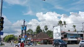 Lampu lalu lintas di Bundaran Simpang Empat Pasaman Barat rusak akibat petir belum diperbaiki.( poto : infosumbar.net )