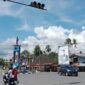Lampu lalu lintas di Bundaran Simpang Empat Pasaman Barat rusak akibat petir belum diperbaiki.( poto : infosumbar.net )