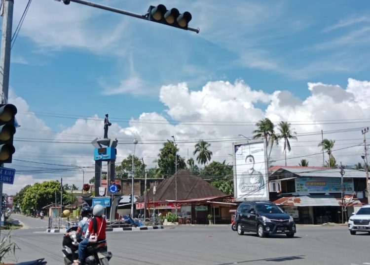 Lampu lalu lintas di Bundaran Simpang Empat Pasaman Barat rusak akibat petir belum diperbaiki.( poto : infosumbar.net )