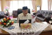 Gubernur Sumatera Barat Mahyeldi Ansharullah saat berada di ruang kerjanya.( poto : padangkita.com )