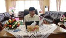 Gubernur Sumatera Barat Mahyeldi Ansharullah saat berada di ruang kerjanya.( poto : padangkita.com )