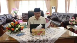 Gubernur Sumatera Barat Mahyeldi Ansharullah saat berada di ruang kerjanya.( poto : padangkita.com )