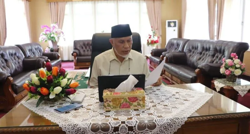 Gubernur Sumatera Barat Mahyeldi Ansharullah saat berada di ruang kerjanya.( poto : padangkita.com )
