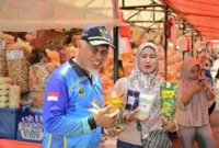 Gubernur Sumbar Mahyeldi Ansharullah mempromosikan produk UMKM saat berkunjung ke Pasar Ateh, Kota Bukittinggi, Selasa (30/6/2026). ( poto : padangkita.com )