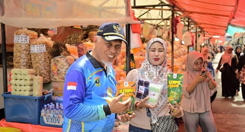 Gubernur Sumbar Mahyeldi Ansharullah mempromosikan produk UMKM saat berkunjung ke Pasar Ateh, Kota Bukittinggi, Selasa (30/6/2026). ( poto : padangkita.com )