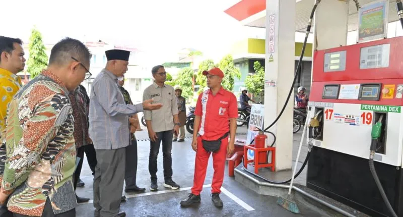 Gubernur Sumbar sidak SPBU di Tanah Datar dan Solok untuk memastikan distribusi BBM subsidi tepat sasaran dan mengusut transaksi anomali.( poto : padangkita.com )