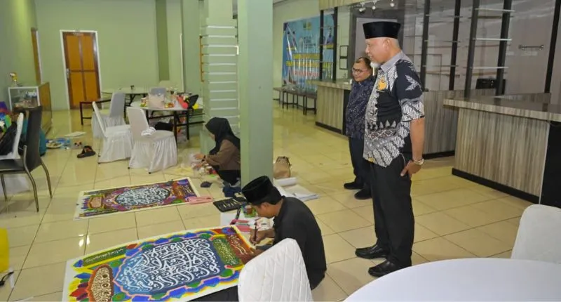 Gubernur Sumbar Mahyeldi Ansharullah meninjau pelaksanaan pemusatan latihan (Training Center/TC) calon kafilah.( poto : padangkita.com )
