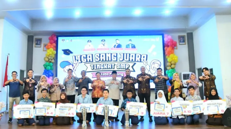 Wakil Wali Kota Padang Maigus Nasir( tengah ) menutup ajang Liga Sang Juara 2026 tingkat SMP se-Kota Padang.( poto : padangkita.com )