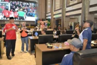 Gubernur Sumatera Barat (Sumbar), Mahyeldi Ansharullah saat nobar piala dunia antara Mesir melawan Iran di Aula Kantor Gubernur Sumbar, Sabtu (27/6/2026). ( poto : padangkita.com )