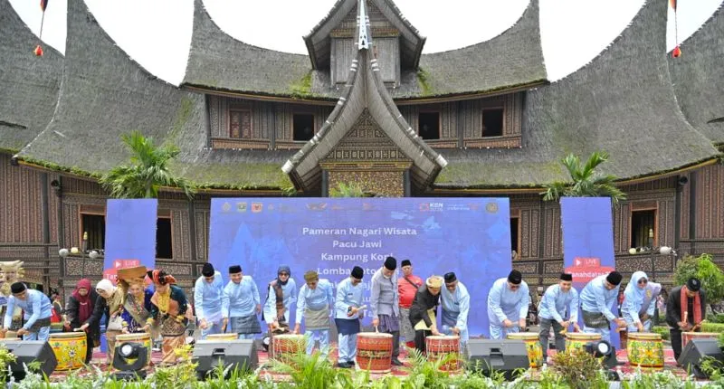 Festival Minangkabau 2026 resmi dimulai di Istano Basa Pagaruyung dan Lapangan Cindua Mato, Kabupaten Tanah Datar, Kamis (25/6/2026).( poto : padangkita.com )