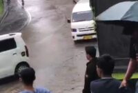Truk tronton bermuatan CPO mogok di Sitinjau Lauik menyebabkan kepadatan lalu lintas.( poto : infosumbar.net )