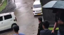 Truk tronton bermuatan CPO mogok di Sitinjau Lauik menyebabkan kepadatan lalu lintas.( poto : infosumbar.net )