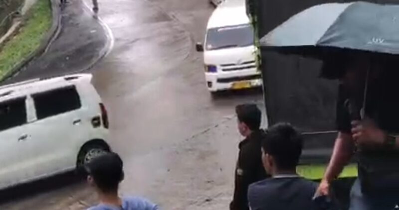 Truk tronton bermuatan CPO mogok di Sitinjau Lauik menyebabkan kepadatan lalu lintas.( poto : infosumbar.net )