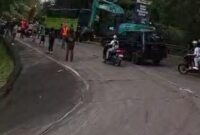 Truk mengalami gangguan mesin saat melintasi tanjakan Panorama Satu Sitinjau Lauik.( poto : infosumbar.net )