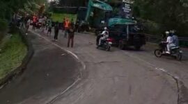 Truk mengalami gangguan mesin saat melintasi tanjakan Panorama Satu Sitinjau Lauik.( poto : infosumbar.net )