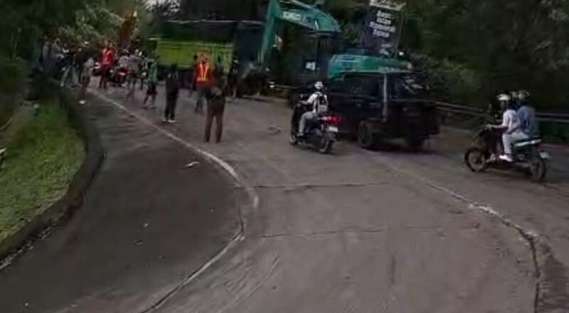 Truk mengalami gangguan mesin saat melintasi tanjakan Panorama Satu Sitinjau Lauik.( poto : infosumbar.net )
