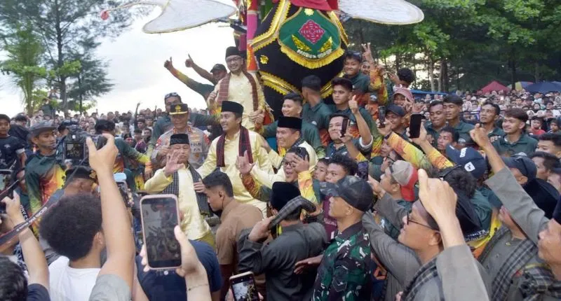 Puncak Pesona Budaya Hoyak Tabuik Piaman 2026 berlangsung meriah, Dihadiri Wakil Menteri Kebudayaan (Wamenbud),, Giring Ganesha, Wagub Sumbar Vasko Ruseimy, dan tuan rumah Wali Kota Pariaman Yota Balad.( poto : padangkita.com )