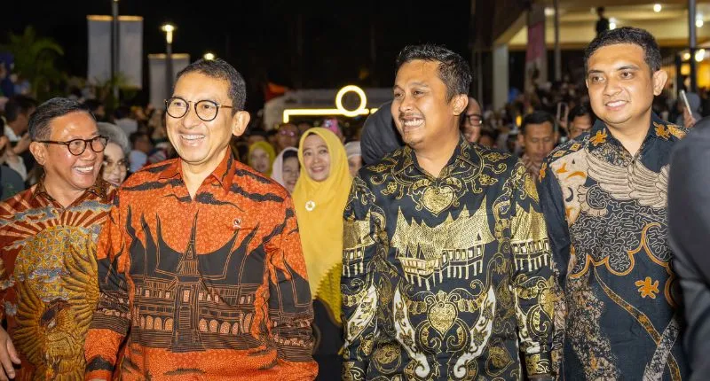 Menteri Kebudayaan Fadli Zon(kiri) dan Wakil Gubernur Sumatera Barat, Vasko Ruseimy(kanan).( poto : padangkita.com )