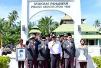 Wakil Gubernur Sumatera Barat, Vasko Ruseimy(tengah), mengajak generasi muda menjadikan semangat perjuangan Manggopoh sebagai bekal menghadapi tantangan zaman.( poto : padangkita.om )