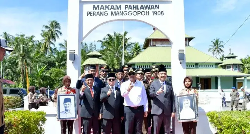 Wakil Gubernur Sumatera Barat, Vasko Ruseimy(tengah), mengajak generasi muda menjadikan semangat perjuangan Manggopoh sebagai bekal menghadapi tantangan zaman.( poto : padangkita.om )