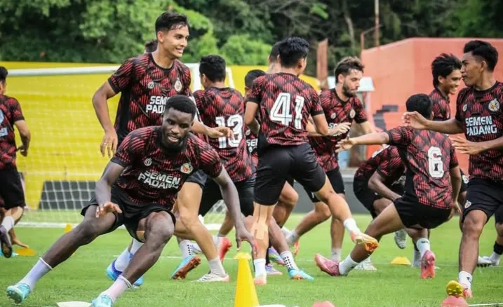 Pemain Semen Padang FC saat sesi latihan beberapa waktu lalu( poto : langgam.id )
