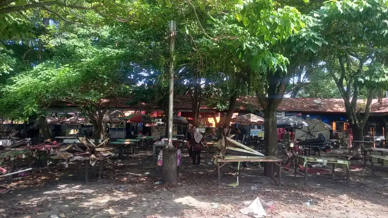 Sebanyak 48 pedagang memulai relokasi pedagang pujasera GOR Haji Agus Salim Padang pada Rabu (17/6/2026).( poto : langgam.id )