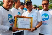 Pemprov Sumbar menyerahkan penghargaan tersebut pada acara puncak peringatan di halaman Kantor Gubernur Sumatera Barat, Kota Padang, Minggu (14/6/2026).( padangkita.com )