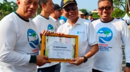 Pemprov Sumbar menyerahkan penghargaan tersebut pada acara puncak peringatan di halaman Kantor Gubernur Sumatera Barat, Kota Padang, Minggu (14/6/2026).( padangkita.com )