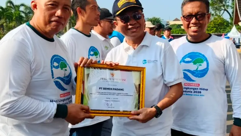 Pemprov Sumbar menyerahkan penghargaan tersebut pada acara puncak peringatan di halaman Kantor Gubernur Sumatera Barat, Kota Padang, Minggu (14/6/2026).( padangkita.com )