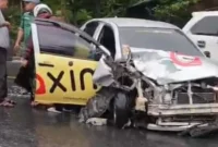 Kecelakaan antara taksi online dan mobil pikap terjadi di Kelok Cubadak Bungkuak, Padang Panjang.( poto : langgam.id )