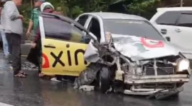 Kecelakaan antara taksi online dan mobil pikap terjadi di Kelok Cubadak Bungkuak, Padang Panjang.( poto : langgam.id )