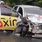 Kecelakaan antara taksi online dan mobil pikap terjadi di Kelok Cubadak Bungkuak, Padang Panjang.( poto : langgam.id )