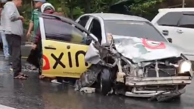 Kecelakaan antara taksi online dan mobil pikap terjadi di Kelok Cubadak Bungkuak, Padang Panjang.( poto : langgam.id )