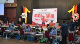 PT Semen Padang menjalankan kegiatan donor darah.( poto : padangkita.com )